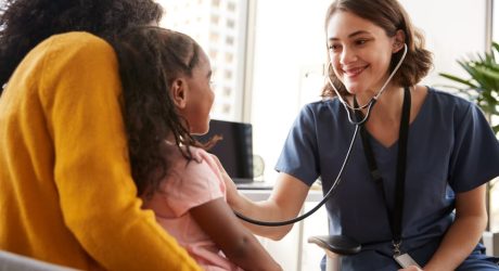 Dokter gebruikt stethoscoop